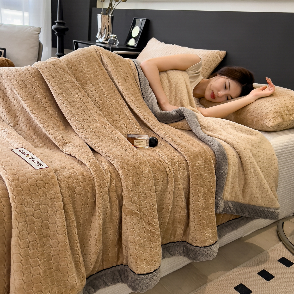 91家纺网 家纺一手货源 找家纺 世纪绒品 2025新款A类六梳牛奶绒提花足球宝贝毛毯 足球宝贝-咖色