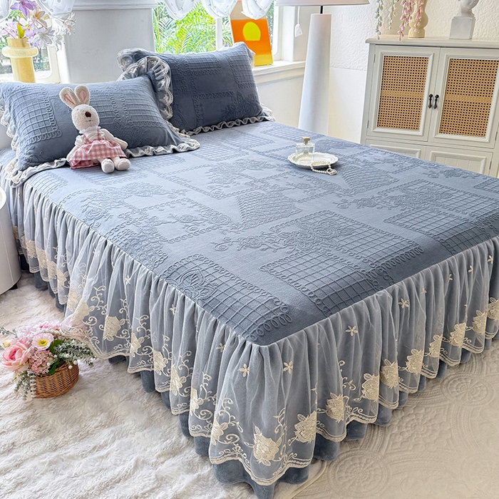 91家纺网 家纺一手货源 找家纺 美达家纺 2025新款牛奶绒雕花系列单床裙 床裙-丝丝如花-雾蓝