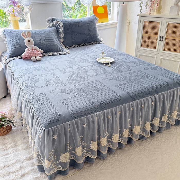 91家纺网 家纺一手货源 找家纺 美达家纺 2025新款牛奶绒雕花系列单床裙 床裙-丝丝如花-雾蓝