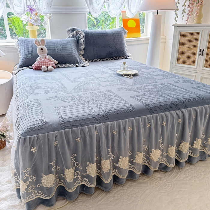 91家纺网 家纺一手货源 找家纺 美达家纺 2025新款牛奶绒雕花系列单床裙 床裙-丝丝如花-雾蓝