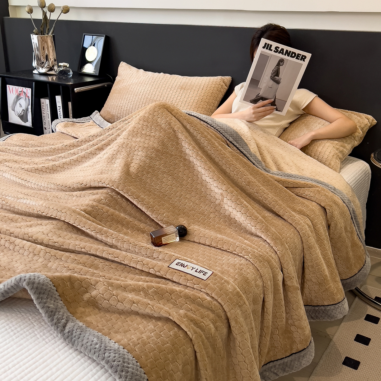 91家纺网 家纺一手货源 找家纺 世纪绒品 2025新款A类六梳牛奶绒提花足球宝贝毛毯 足球宝贝-咖色