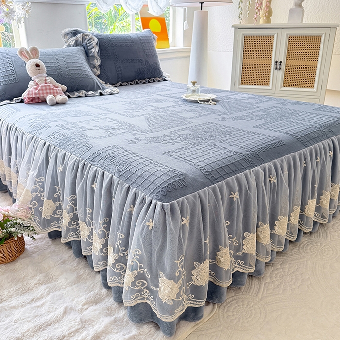 91家纺网 家纺一手货源 找家纺 美达家纺 2025新款牛奶绒雕花系列单床裙 床裙-丝丝如花-雾蓝