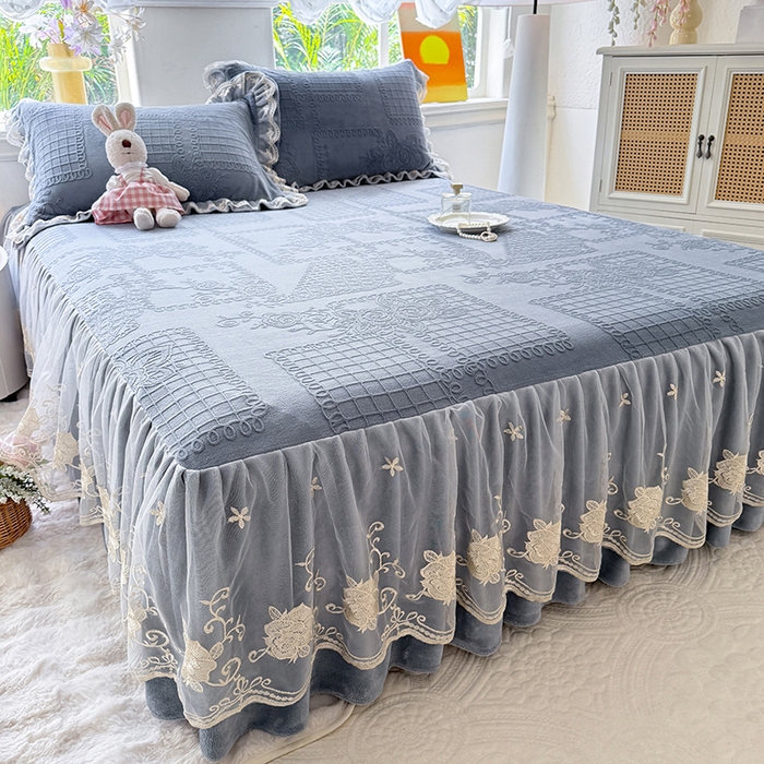 91家纺网 家纺一手货源 找家纺 美达家纺 2025新款牛奶绒雕花系列单床裙 床裙-丝丝如花-雾蓝