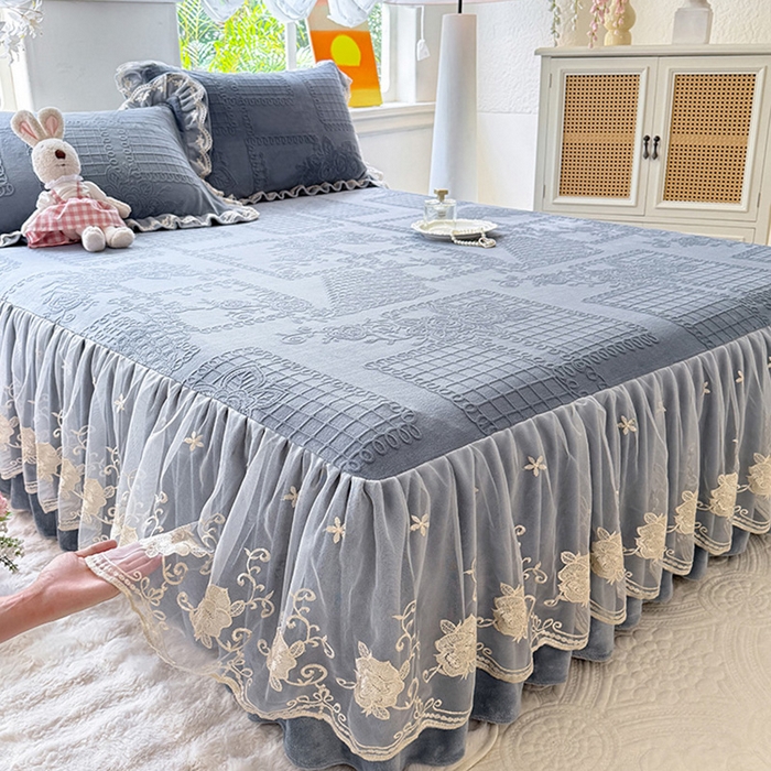 91家纺网 家纺一手货源 找家纺 美达家纺 2025新款牛奶绒雕花系列单床裙 床裙-丝丝如花-雾蓝