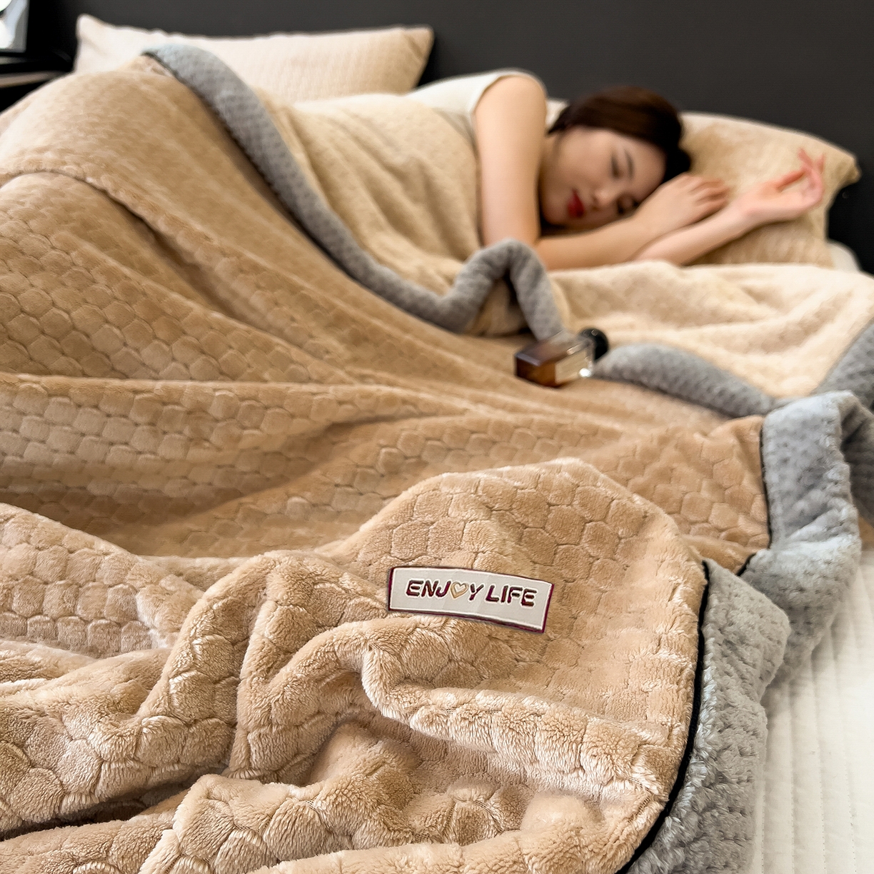 91家纺网 家纺一手货源 找家纺 世纪绒品 2025新款A类六梳牛奶绒提花足球宝贝毛毯 足球宝贝-咖色