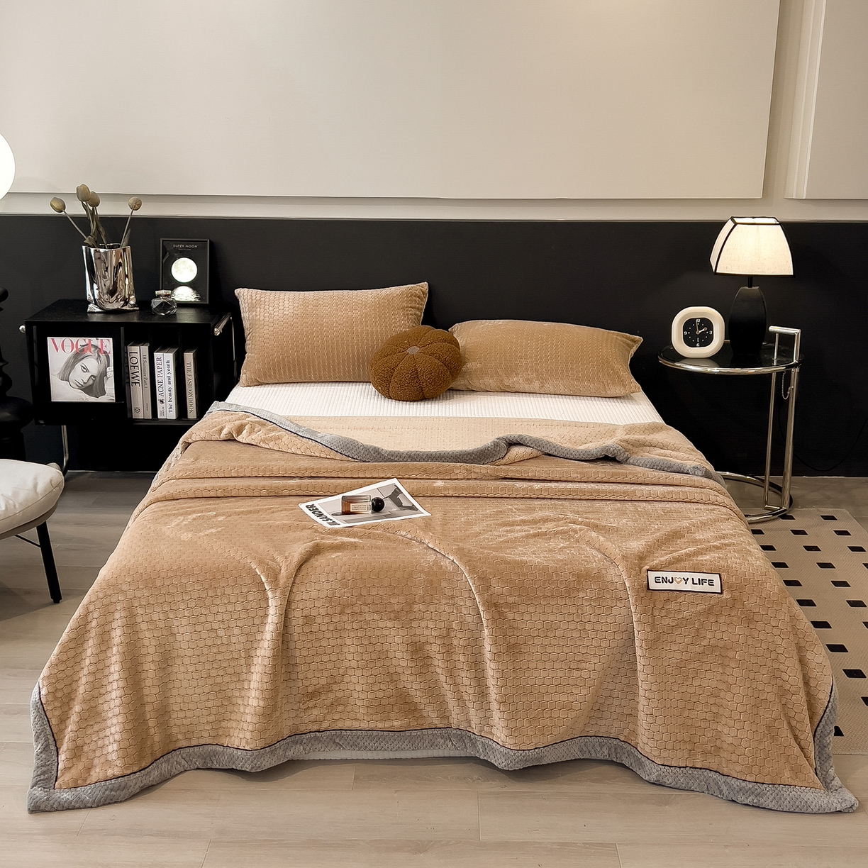 91家纺网 家纺一手货源 找家纺 世纪绒品 2025新款A类六梳牛奶绒提花足球宝贝毛毯 足球宝贝-咖色