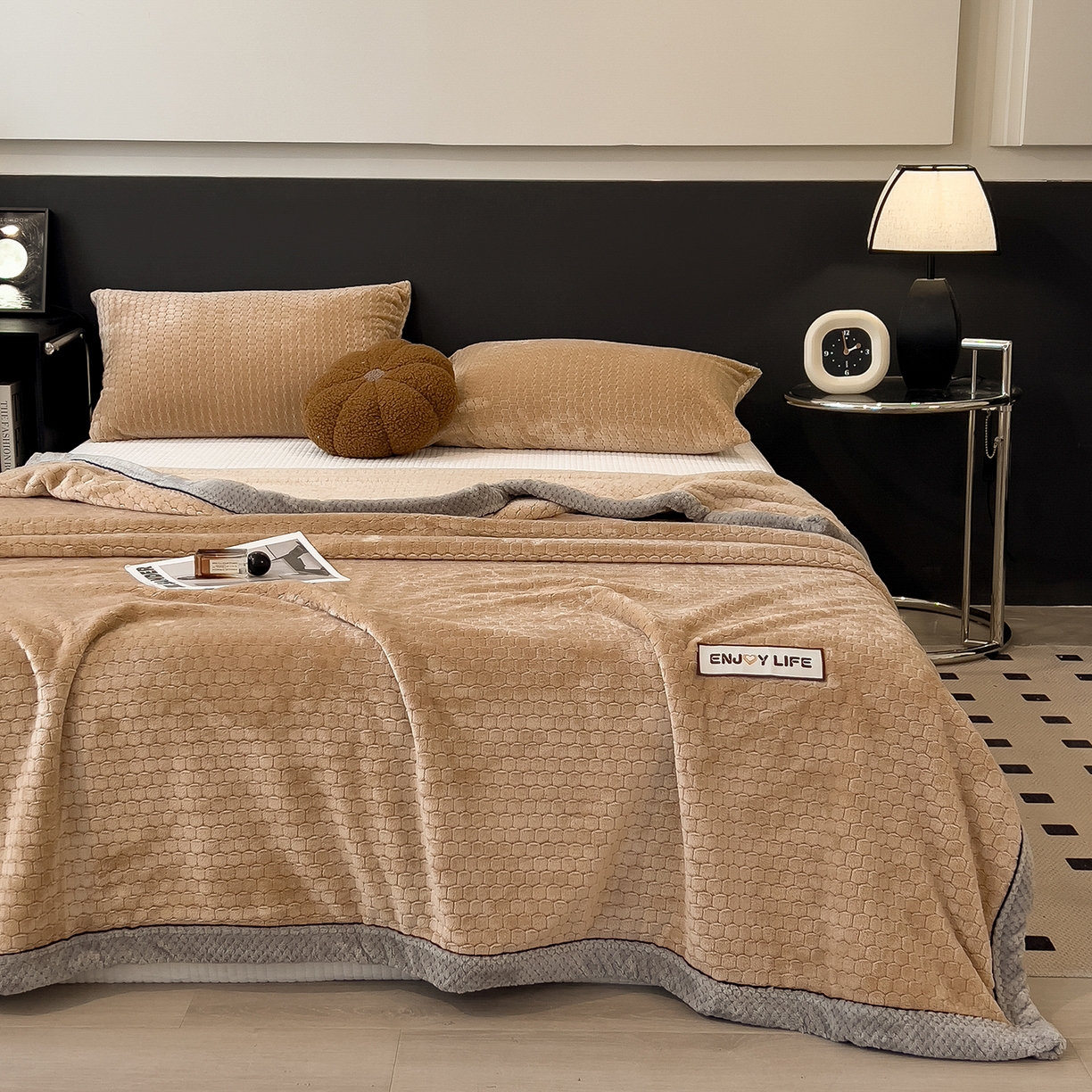 91家纺网 家纺一手货源 找家纺 世纪绒品 2025新款A类六梳牛奶绒提花足球宝贝毛毯 足球宝贝-咖色