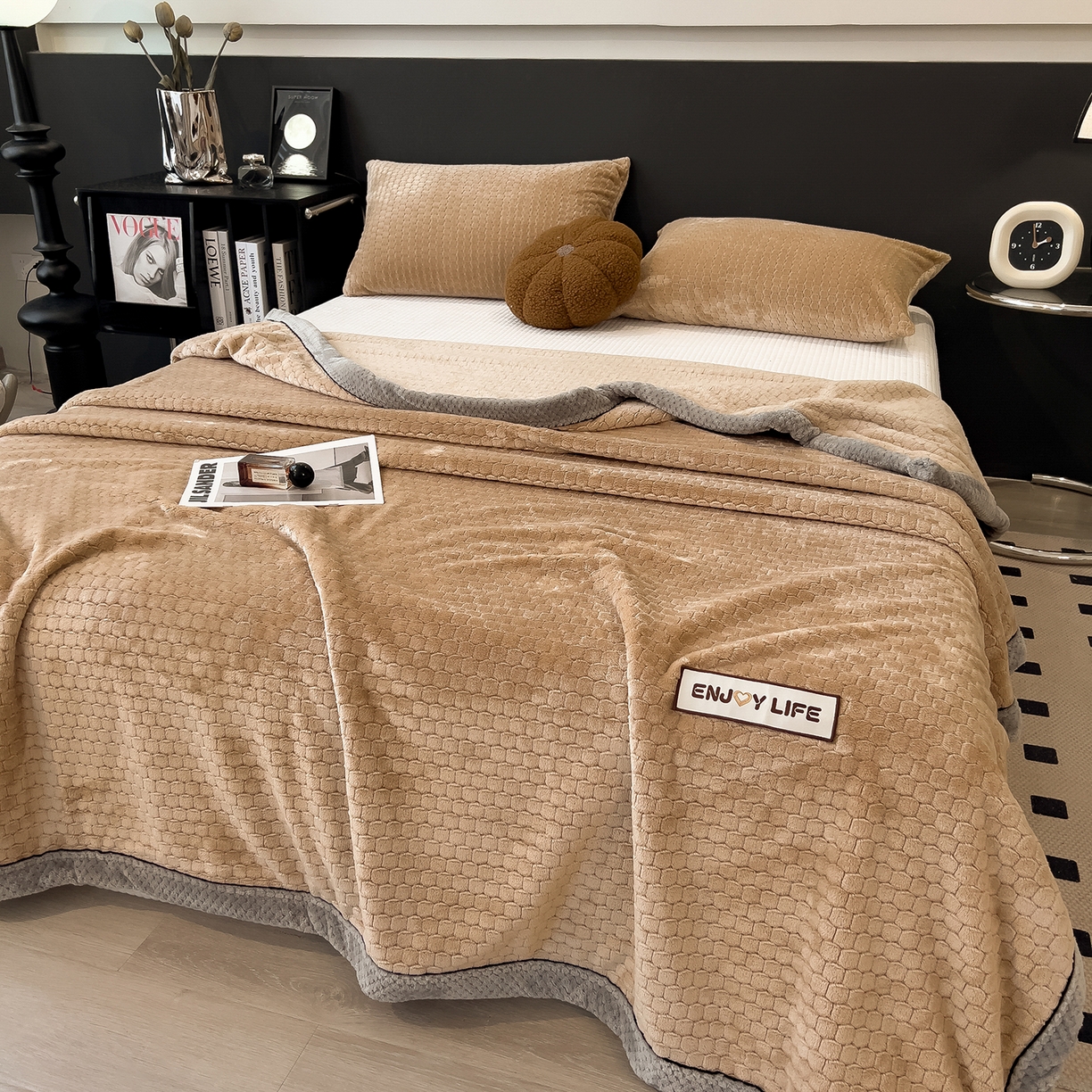 91家纺网 家纺一手货源 找家纺 世纪绒品 2025新款A类六梳牛奶绒提花足球宝贝毛毯 足球宝贝-咖色