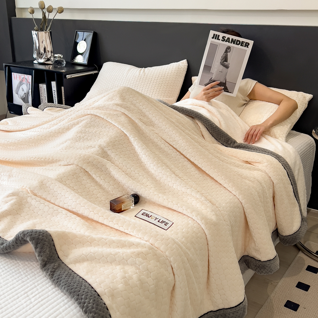 91家纺网 家纺一手货源 找家纺 世纪绒品 2025新款A类六梳牛奶绒提花足球宝贝毛毯 足球宝贝-米白