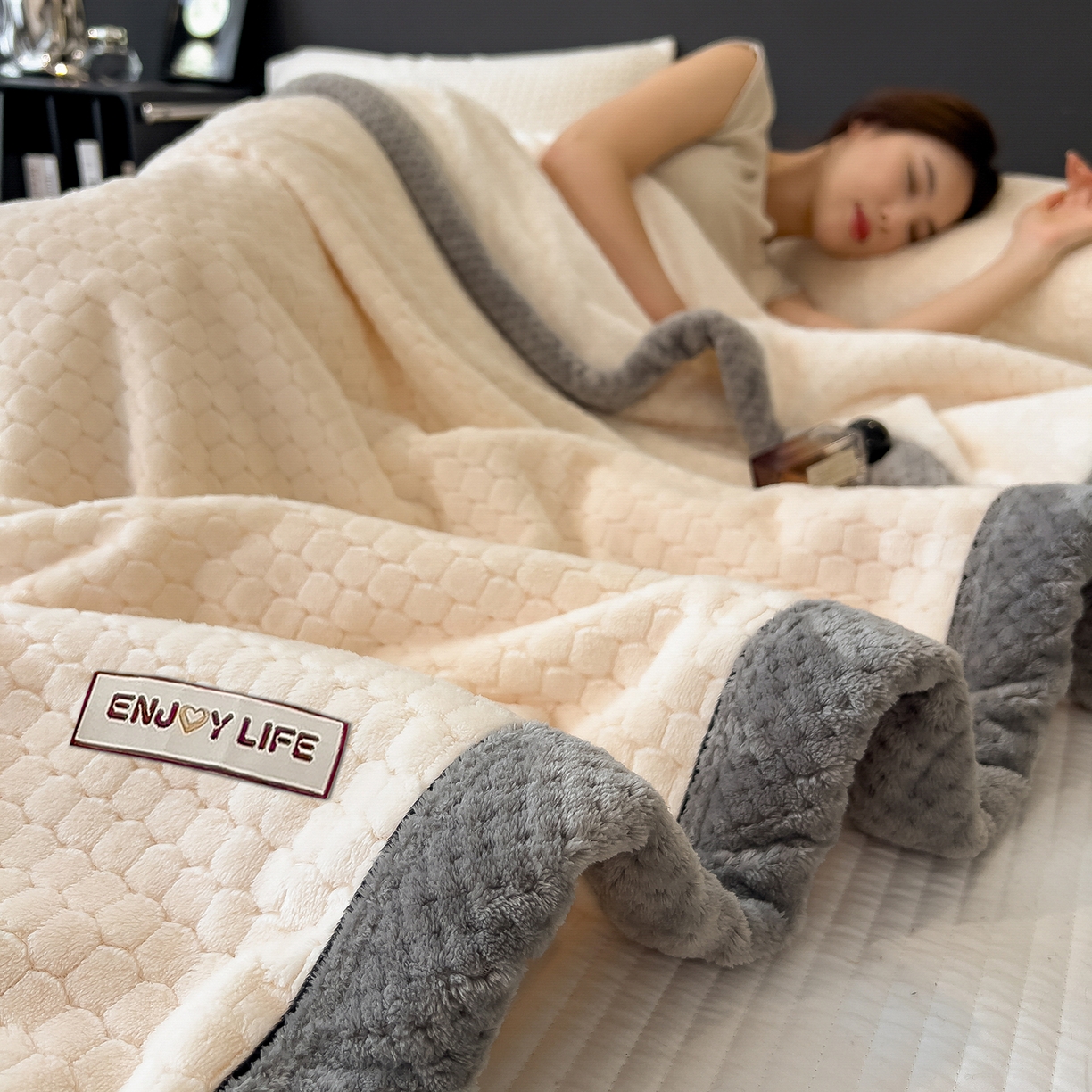 91家纺网 家纺一手货源 找家纺 世纪绒品 2025新款A类六梳牛奶绒提花足球宝贝毛毯 足球宝贝-米白