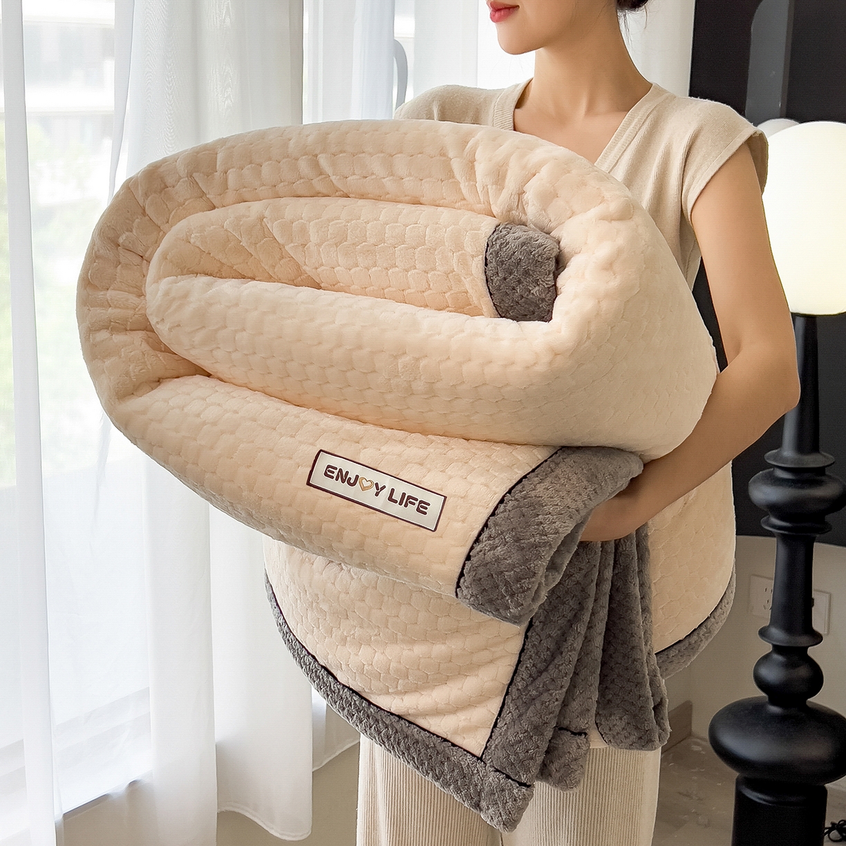 91家纺网 家纺一手货源 找家纺 世纪绒品 2025新款A类六梳牛奶绒提花足球宝贝毛毯 足球宝贝-米白