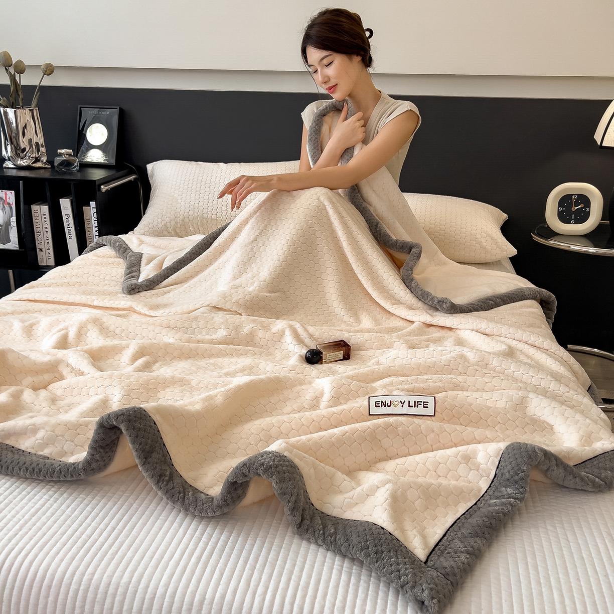 91家纺网 家纺一手货源 找家纺 世纪绒品 2025新款A类六梳牛奶绒提花足球宝贝毛毯 足球宝贝-米白