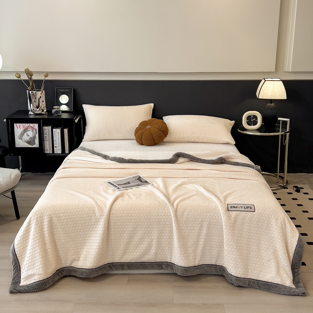 91家纺网 家纺一手货源 找家纺 世纪绒品 2025新款A类六梳牛奶绒提花足球宝贝毛毯 足球宝贝-米白