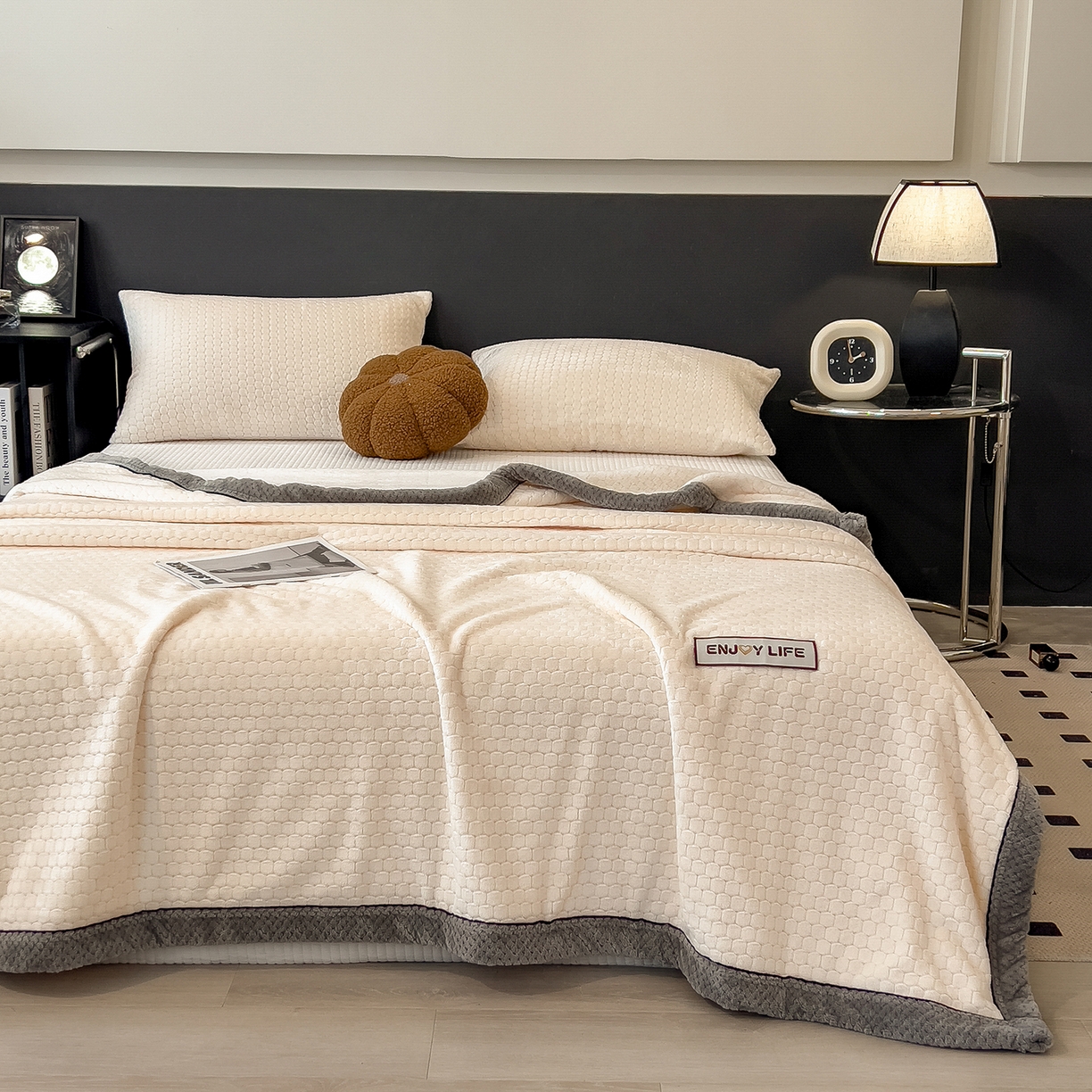 91家纺网 家纺一手货源 找家纺 世纪绒品 2025新款A类六梳牛奶绒提花足球宝贝毛毯 足球宝贝-米白