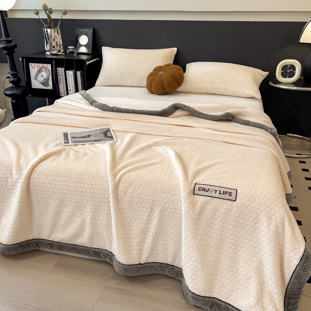 91家纺网 家纺一手货源 找家纺 世纪绒品 2025新款A类六梳牛奶绒提花足球宝贝毛毯 足球宝贝-米白