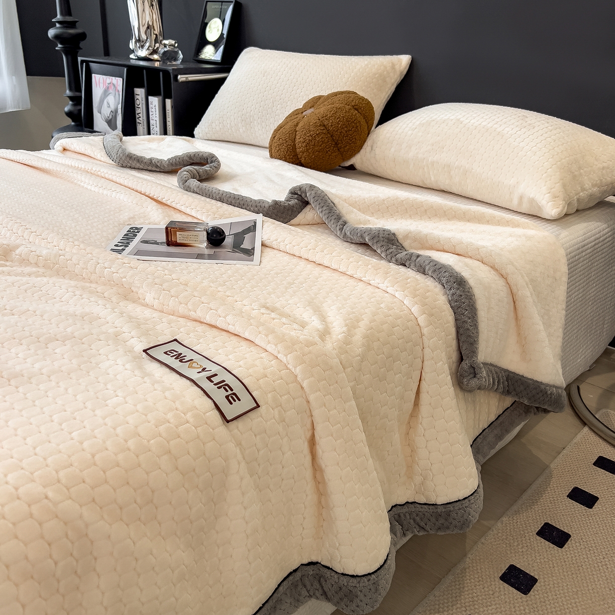 91家纺网 家纺一手货源 找家纺 世纪绒品 2025新款A类六梳牛奶绒提花足球宝贝毛毯 足球宝贝-米白