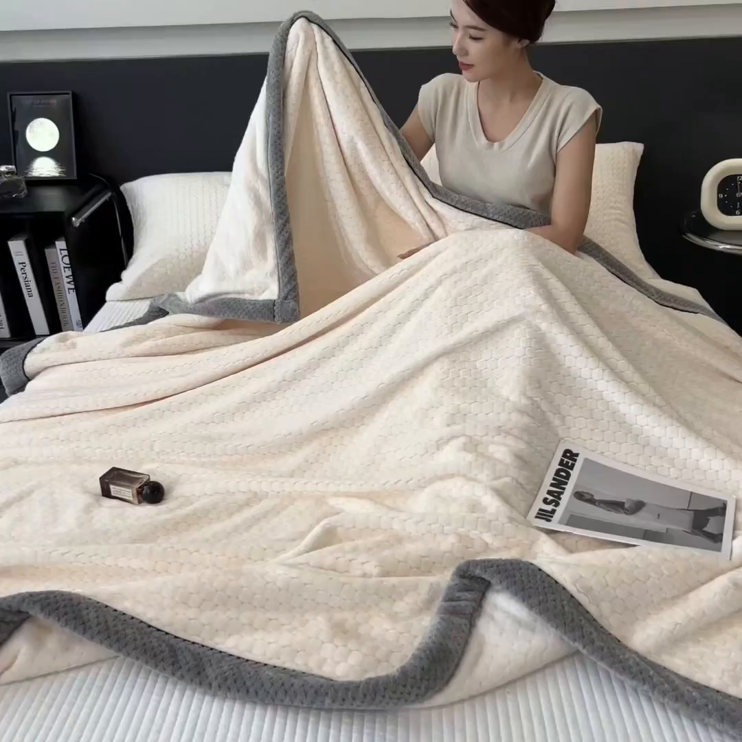 91家纺网 家纺一手货源 找家纺 世纪绒品 2025新款A类六梳牛奶绒提花足球宝贝毛毯 足球宝贝-米白