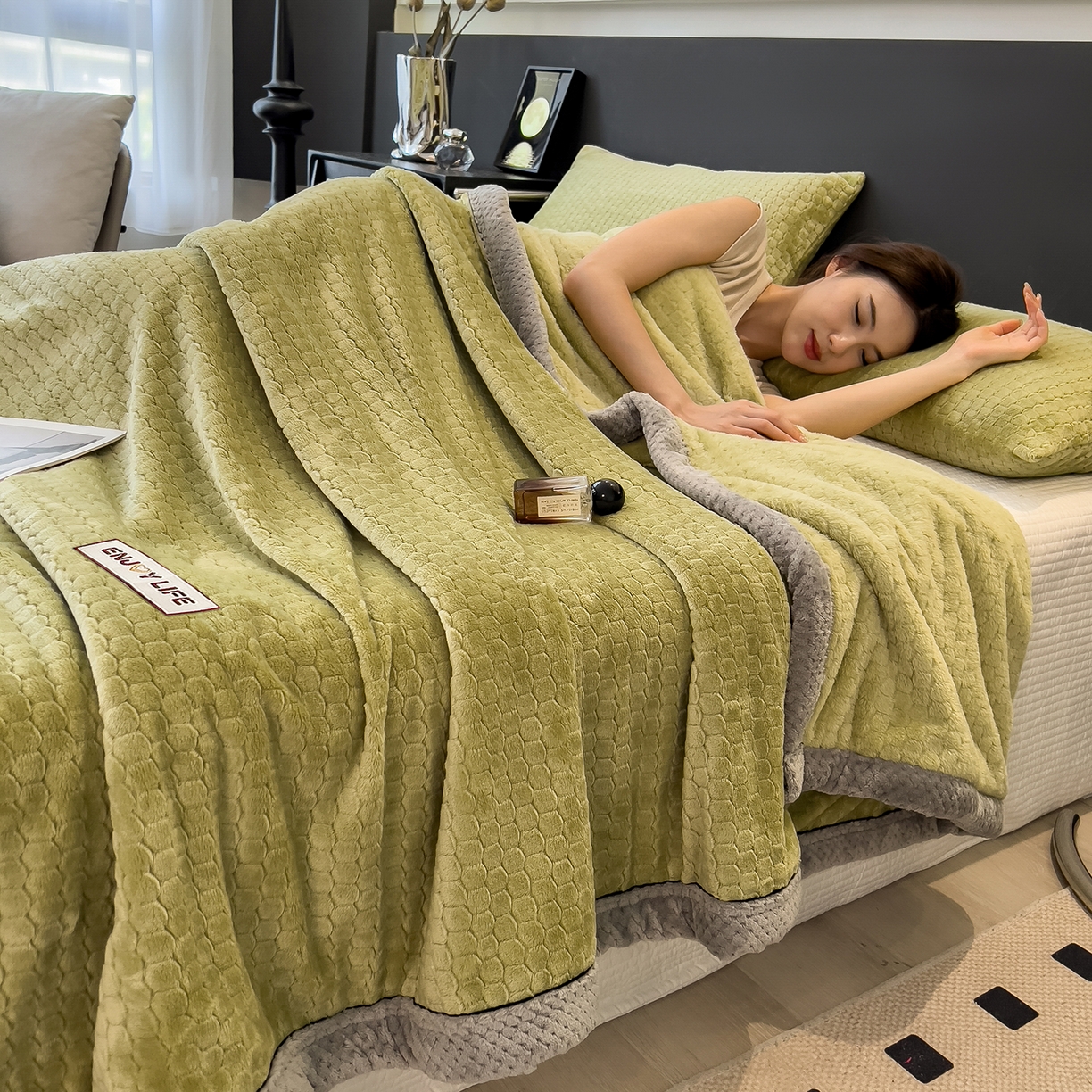 91家纺网 家纺一手货源 找家纺 世纪绒品 2025新款A类六梳牛奶绒提花足球宝贝毛毯 足球宝贝-云杉绿