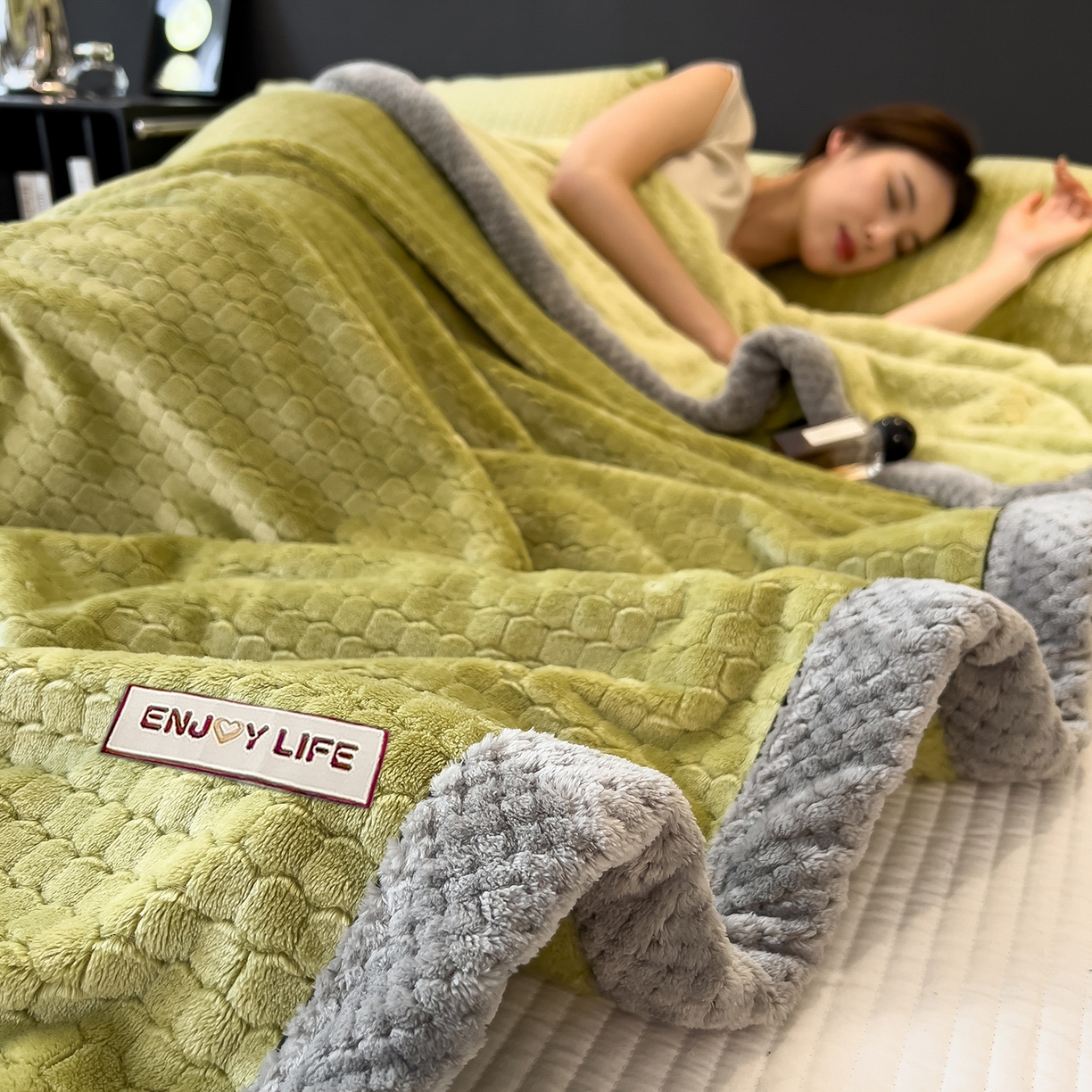 91家纺网 家纺一手货源 找家纺 世纪绒品 2025新款A类六梳牛奶绒提花足球宝贝毛毯 足球宝贝-云杉绿