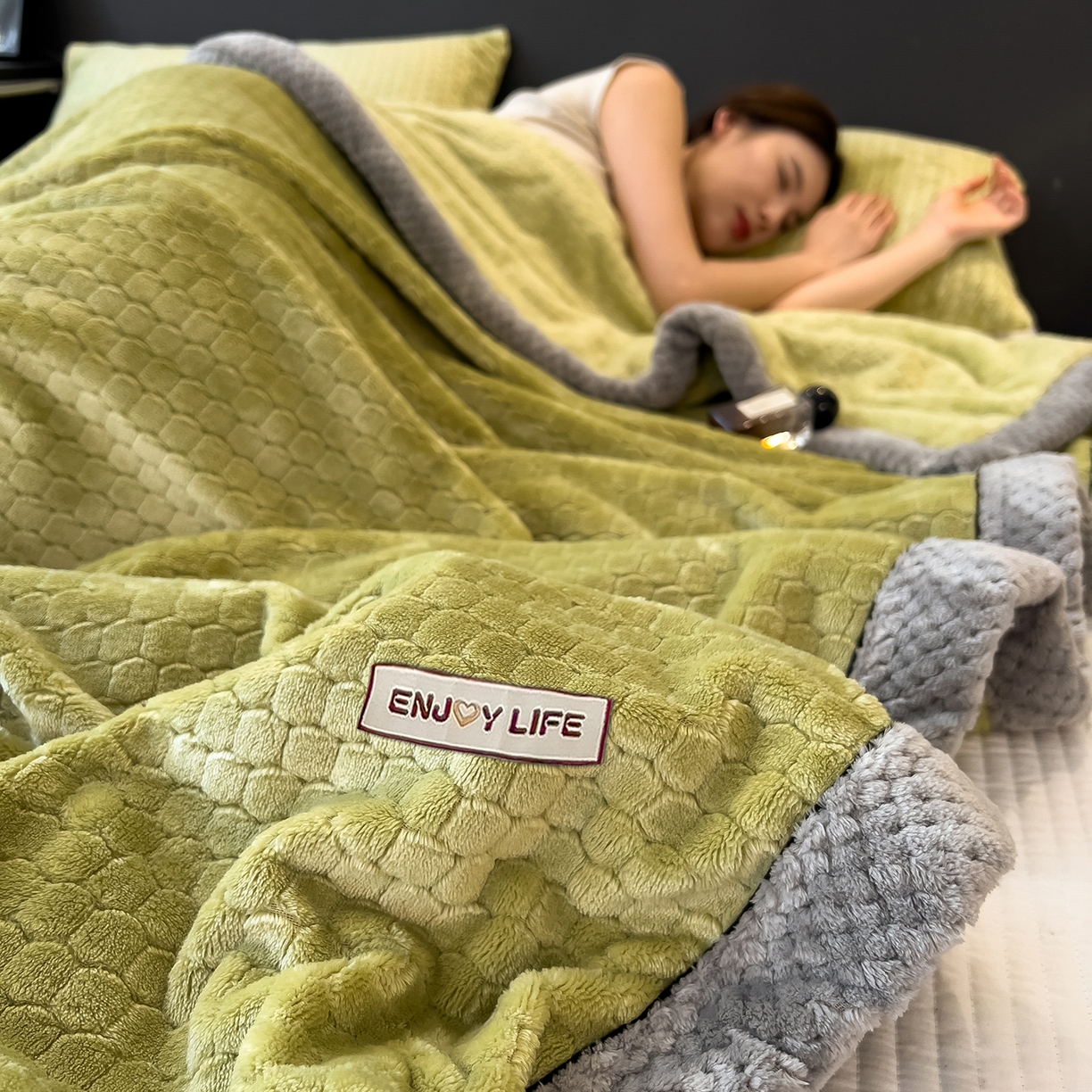 91家纺网 家纺一手货源 找家纺 世纪绒品 2025新款A类六梳牛奶绒提花足球宝贝毛毯 足球宝贝-云杉绿