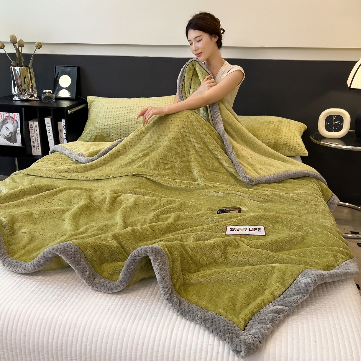 91家纺网 家纺一手货源 找家纺 世纪绒品 2025新款A类六梳牛奶绒提花足球宝贝毛毯 足球宝贝-云杉绿