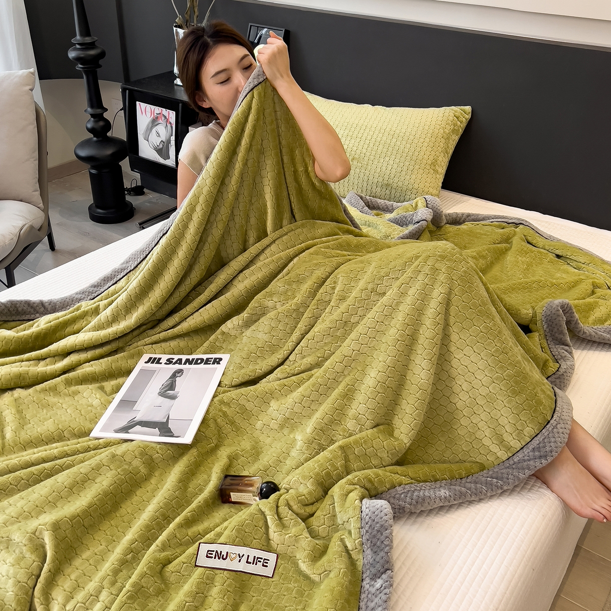 91家纺网 家纺一手货源 找家纺 世纪绒品 2025新款A类六梳牛奶绒提花足球宝贝毛毯 足球宝贝-云杉绿