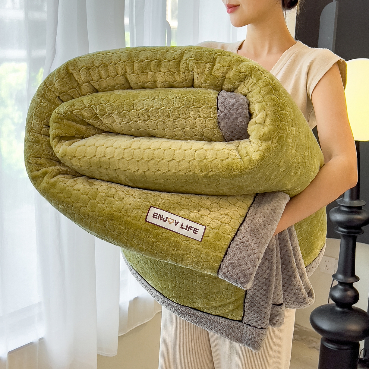 91家纺网 家纺一手货源 找家纺 世纪绒品 2025新款A类六梳牛奶绒提花足球宝贝毛毯 足球宝贝-云杉绿