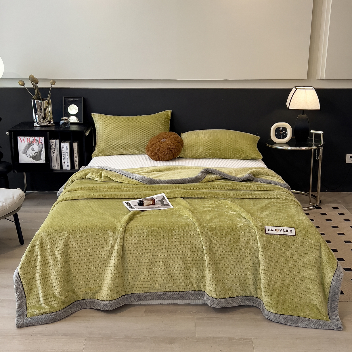 91家纺网 家纺一手货源 找家纺 世纪绒品 2025新款A类六梳牛奶绒提花足球宝贝毛毯 足球宝贝-云杉绿