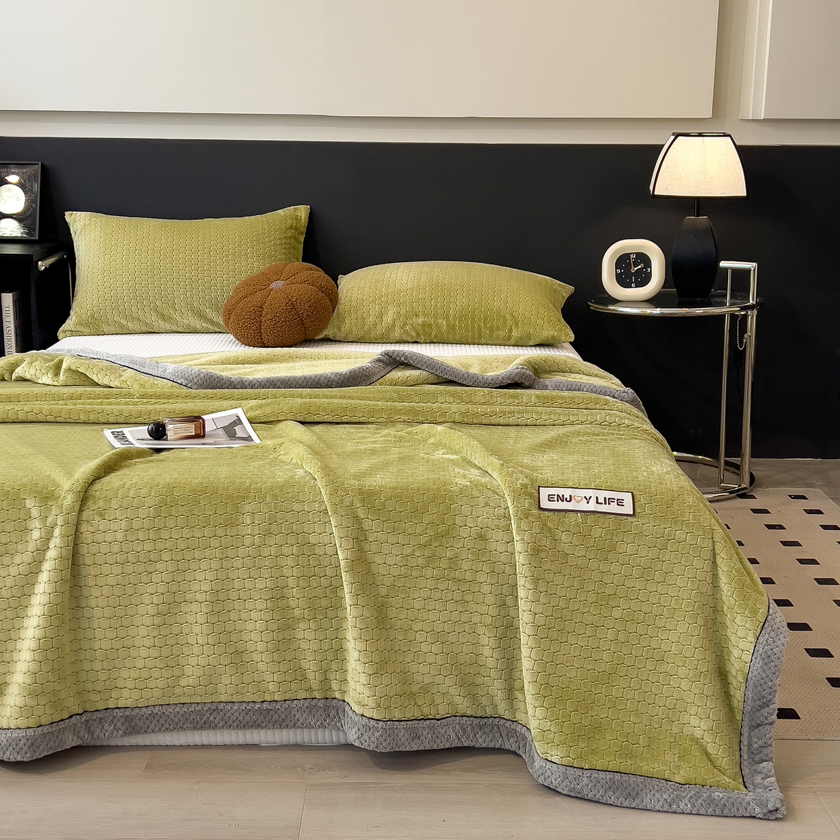 91家纺网 家纺一手货源 找家纺 世纪绒品 2025新款A类六梳牛奶绒提花足球宝贝毛毯 足球宝贝-云杉绿