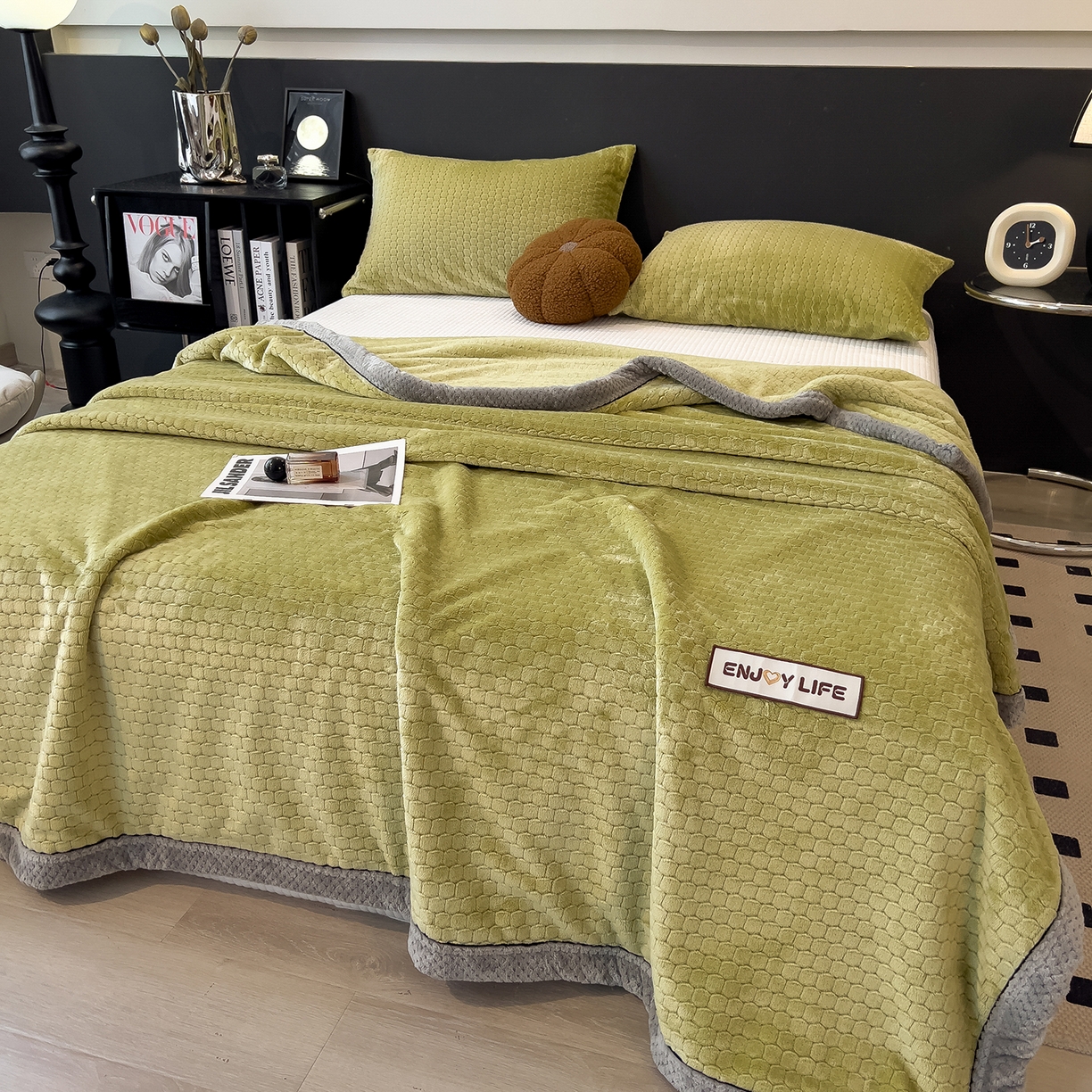 91家纺网 家纺一手货源 找家纺 世纪绒品 2025新款A类六梳牛奶绒提花足球宝贝毛毯 足球宝贝-云杉绿