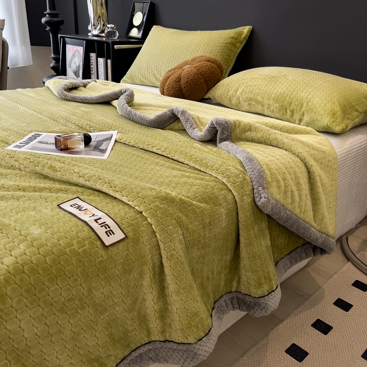 91家纺网 家纺一手货源 找家纺 世纪绒品 2025新款A类六梳牛奶绒提花足球宝贝毛毯 足球宝贝-云杉绿