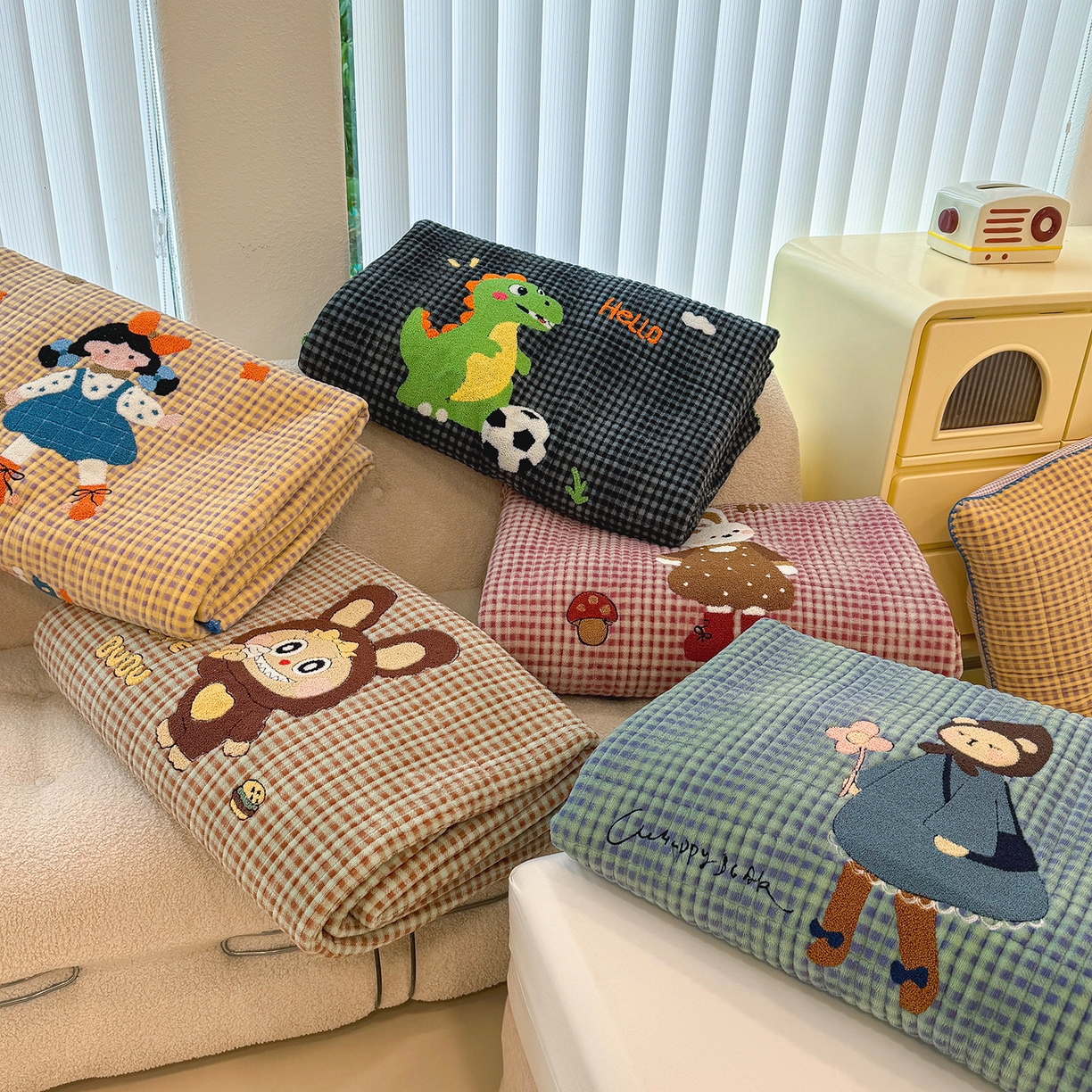 91家纺网 家纺一手货源 找家纺 （总）赫梵茜 2025新款赫梵茜毛巾绣贝壳绣工艺牛奶绒床盖四件套正反可用