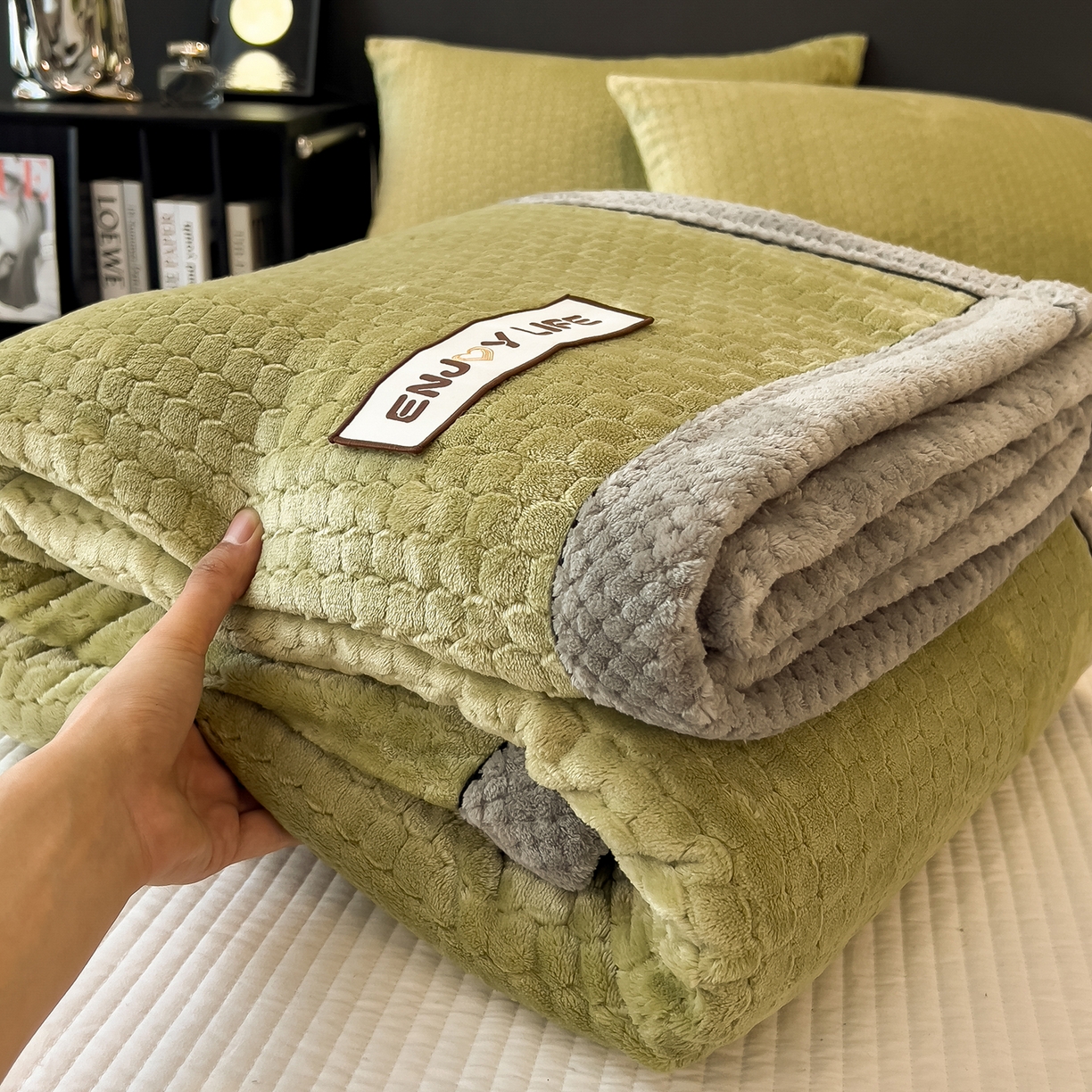 91家纺网 家纺一手货源 找家纺 世纪绒品 2025新款A类六梳牛奶绒提花足球宝贝毛毯 足球宝贝-云杉绿