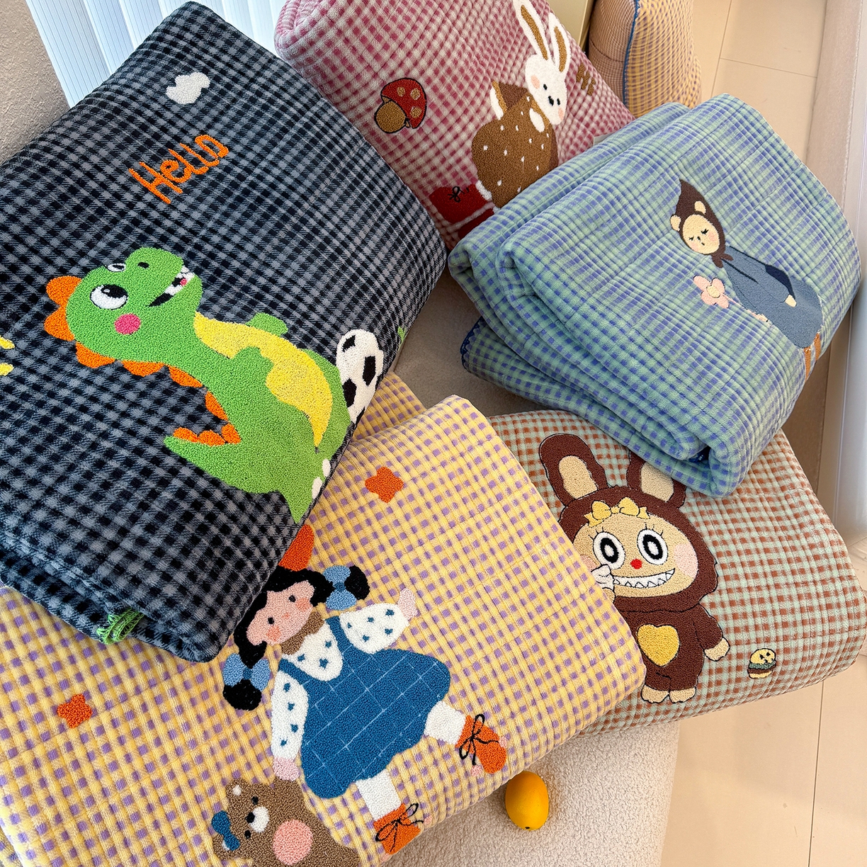 91家纺网 家纺一手货源 找家纺 （总）赫梵茜 2025新款赫梵茜毛巾绣贝壳绣工艺牛奶绒床盖四件套正反可用