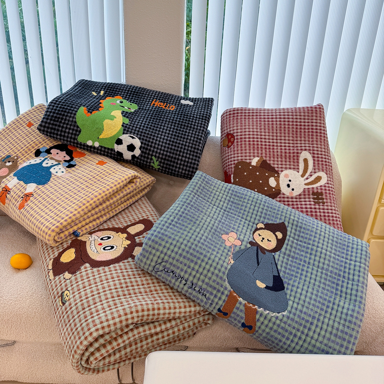 91家纺网 家纺一手货源 找家纺 （总）赫梵茜 2025新款赫梵茜毛巾绣贝壳绣工艺牛奶绒床盖四件套正反可用