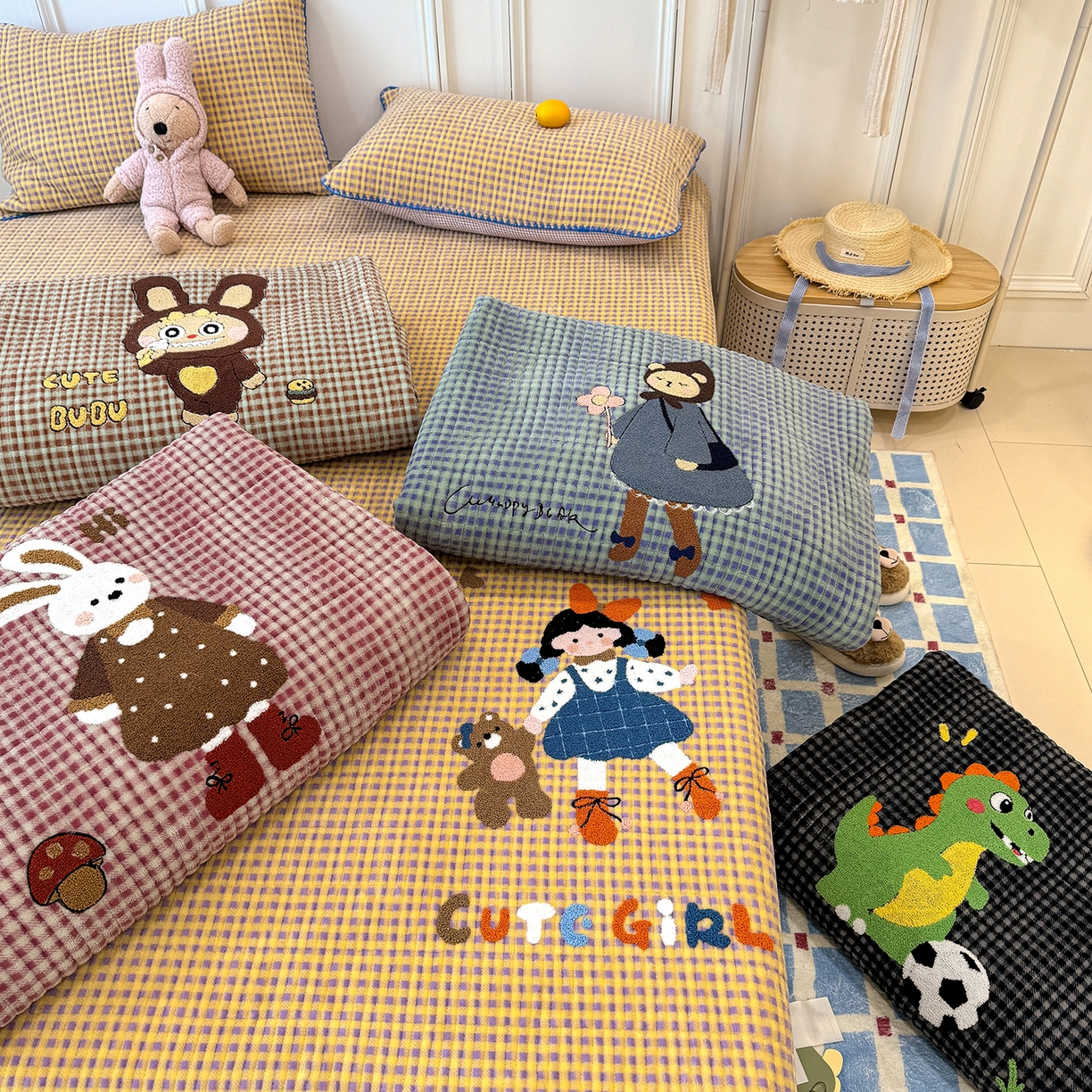 91家纺网 家纺一手货源 找家纺 （总）赫梵茜 2025新款赫梵茜毛巾绣贝壳绣工艺牛奶绒床盖四件套正反可用