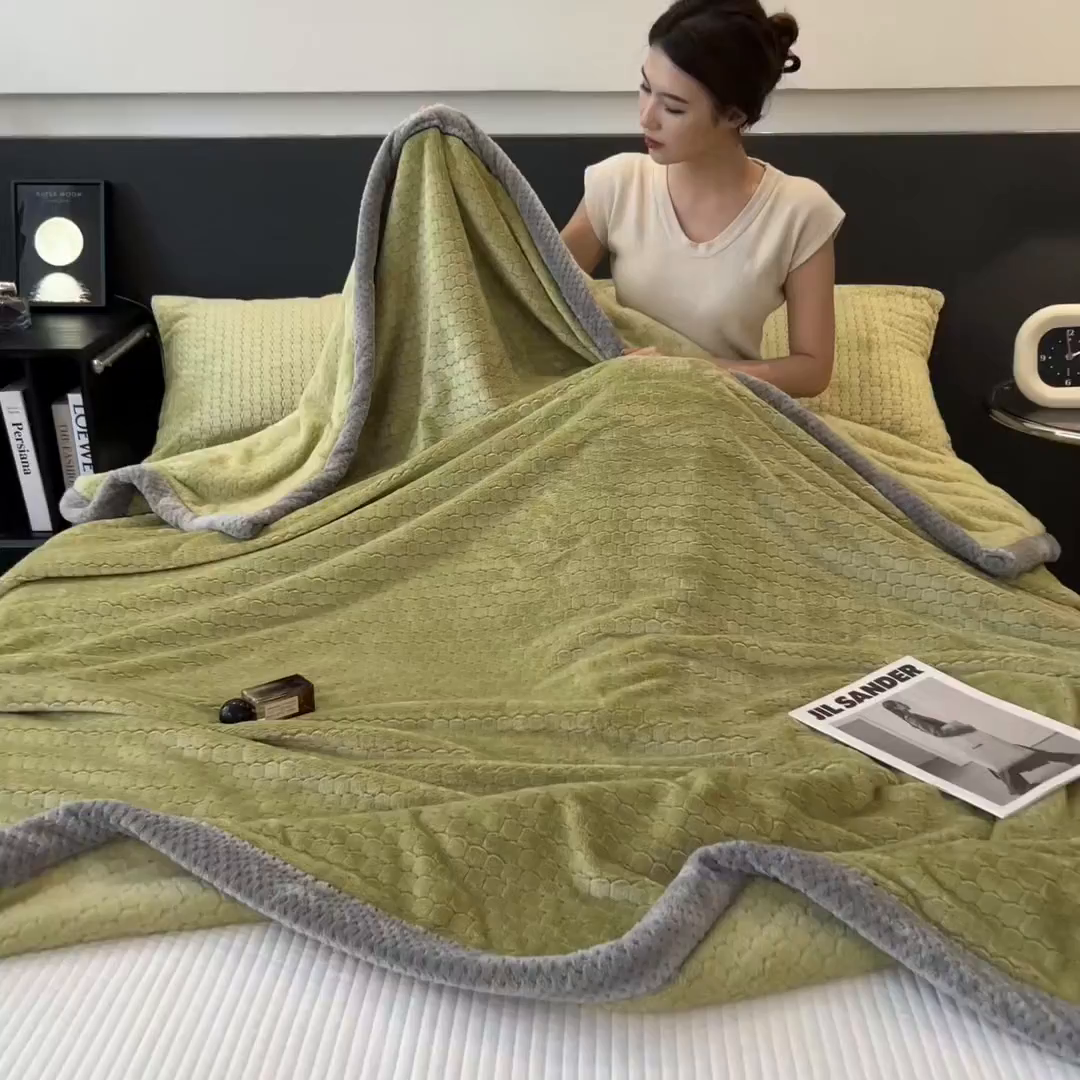 91家纺网 家纺一手货源 找家纺 世纪绒品 2025新款A类六梳牛奶绒提花足球宝贝毛毯 足球宝贝-云杉绿