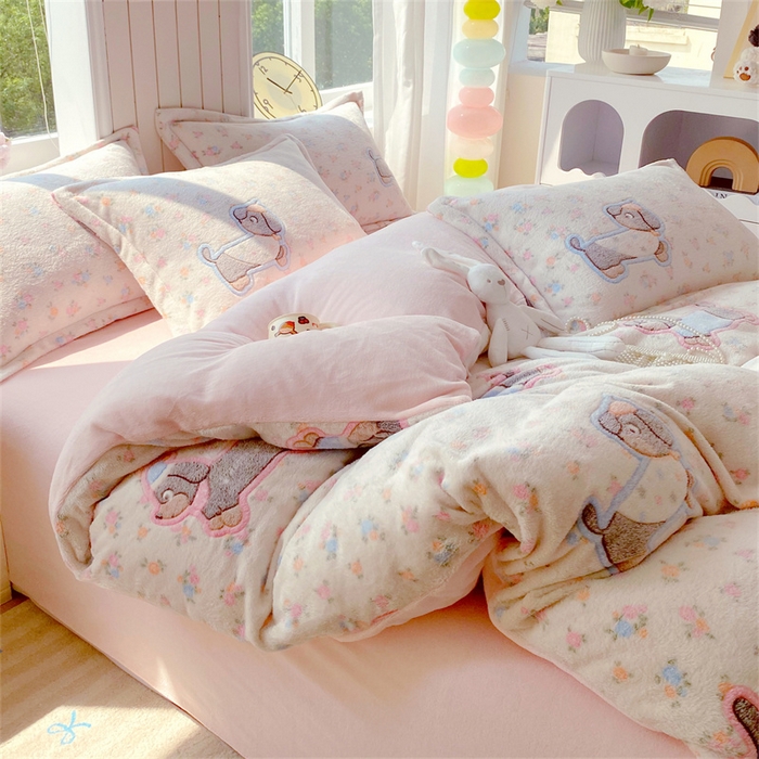 91家纺网 家纺一手货源 找家纺 佰亿莱 2025新款5D雕花雪花绒四件套花花狗