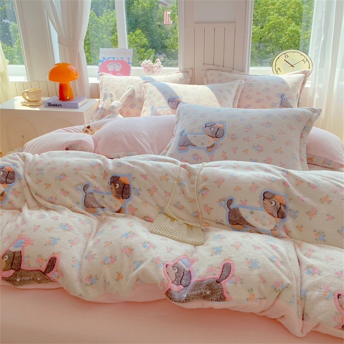 91家纺网 家纺一手货源 找家纺 佰亿莱 2025新款5D雕花雪花绒四件套花花狗