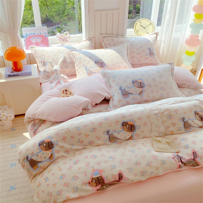 91家纺网 家纺一手货源 找家纺 佰亿莱 2025新款5D雕花雪花绒四件套花花狗