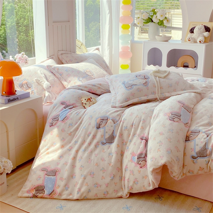 91家纺网 家纺一手货源 找家纺 佰亿莱 2025新款5D雕花雪花绒四件套花花狗