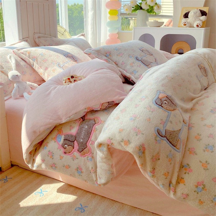 91家纺网 家纺一手货源 找家纺 佰亿莱 2025新款5D雕花雪花绒四件套花花狗