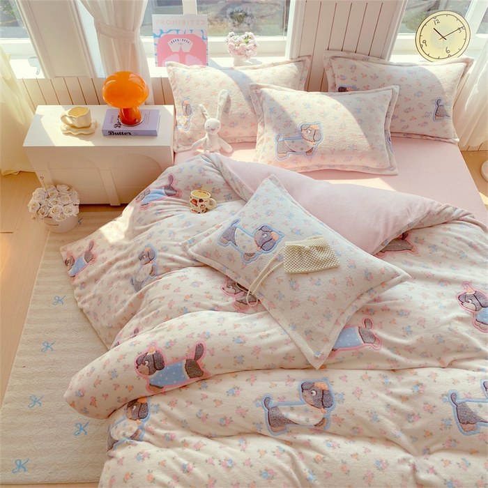 91家纺网 家纺一手货源 找家纺 佰亿莱 2025新款5D雕花雪花绒四件套花花狗