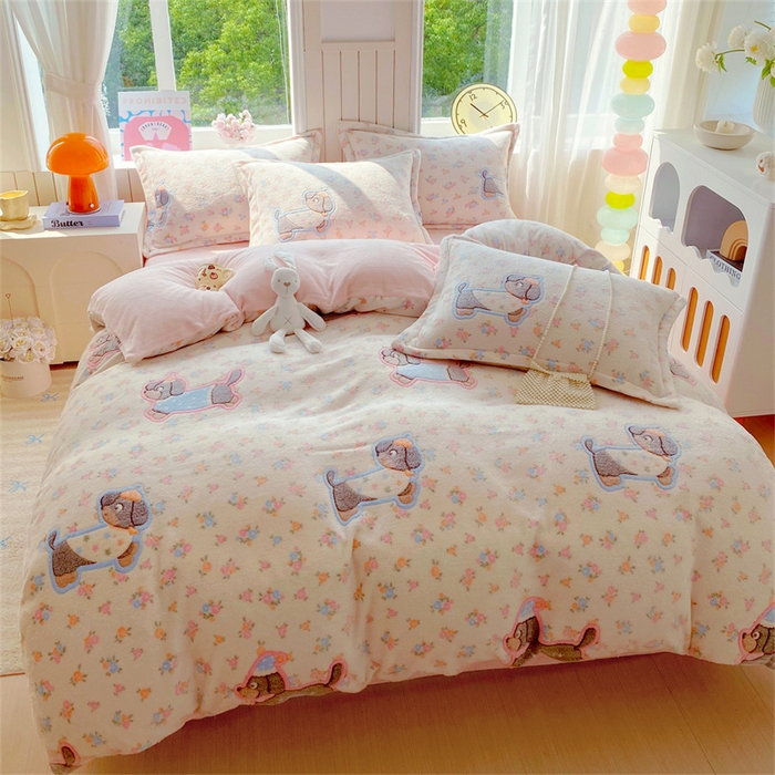 91家纺网 家纺一手货源 找家纺 佰亿莱 2025新款5D雕花雪花绒四件套花花狗