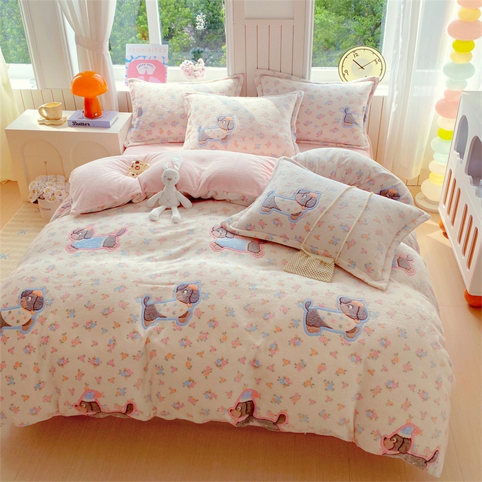 91家纺网 家纺一手货源 找家纺 佰亿莱 2025新款5D雕花雪花绒四件套花花狗