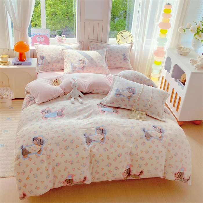 91家纺网 家纺一手货源 找家纺 佰亿莱 2025新款5D雕花雪花绒四件套花花狗