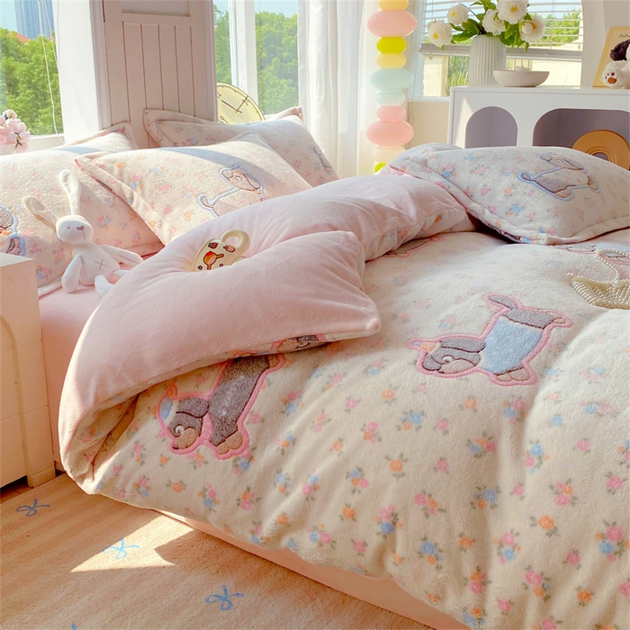 91家纺网 家纺一手货源 找家纺 佰亿莱 2025新款5D雕花雪花绒四件套花花狗