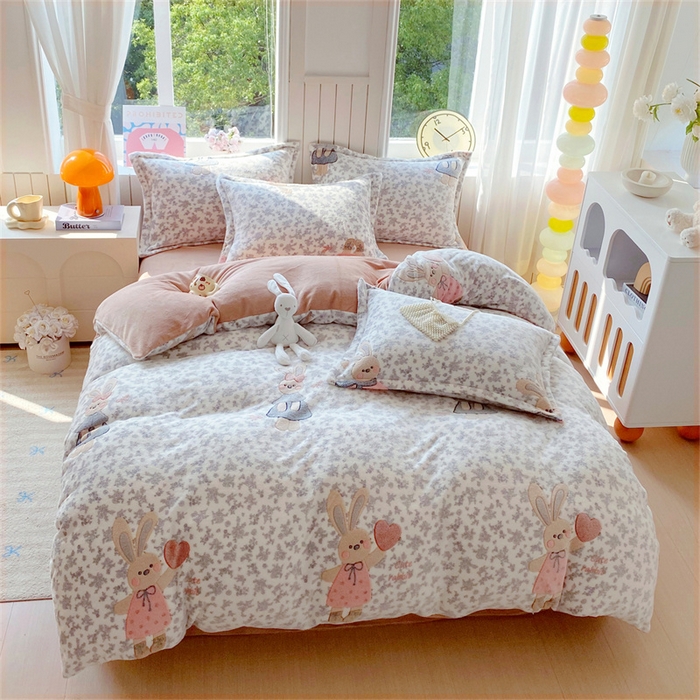 91家纺网 家纺一手货源 找家纺 佰亿莱 2025新款5D雕花雪花绒四件套碎花兔