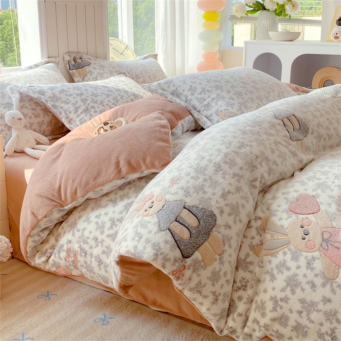 91家纺网 家纺一手货源 找家纺 佰亿莱 2025新款5D雕花雪花绒四件套碎花兔