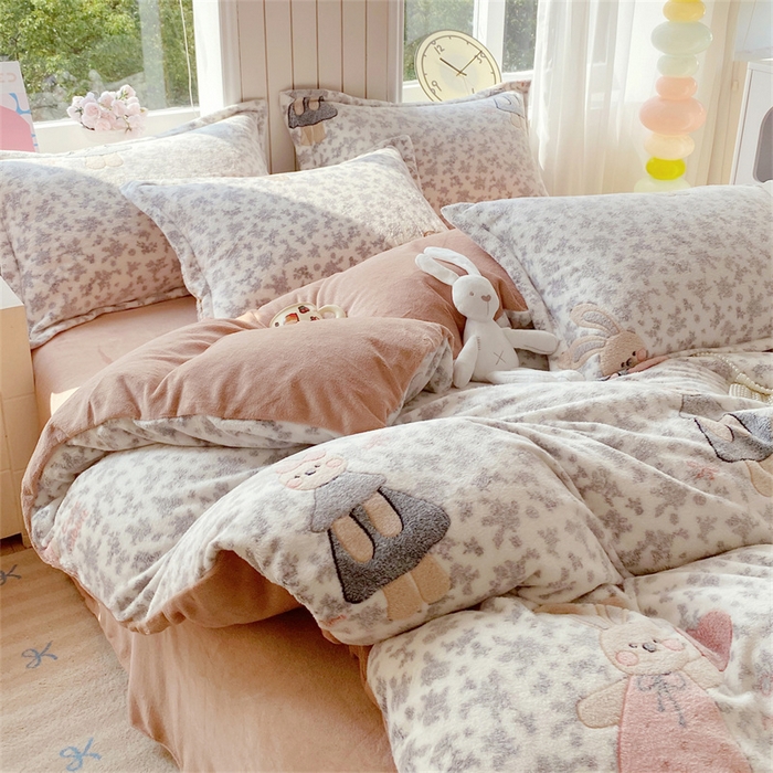 91家纺网 家纺一手货源 找家纺 佰亿莱 2025新款5D雕花雪花绒四件套碎花兔